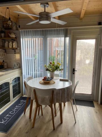 דירות זנדאם Tinyhouse Woody At The Water מראה חיצוני תמונה